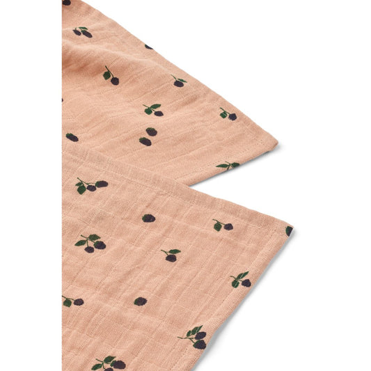 Lyserøde stofbleer med bær mønster.