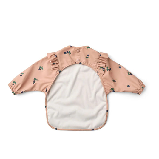 Lyserød hagesmæk med ærmer.