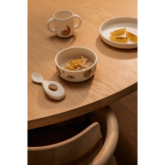 Cremefarvet spisesæt.