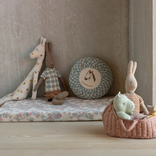 Hare bamse med tøj på.