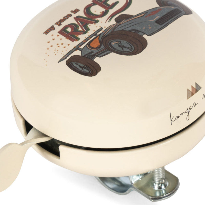 Ringeklokke med racerbil.