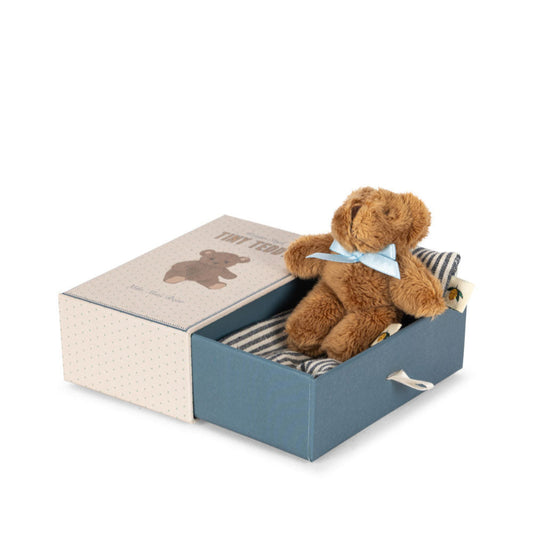 Lille brun bamse i blå æske med pude og dyne.