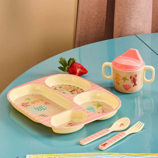 Babykop med lyserød ocean print.