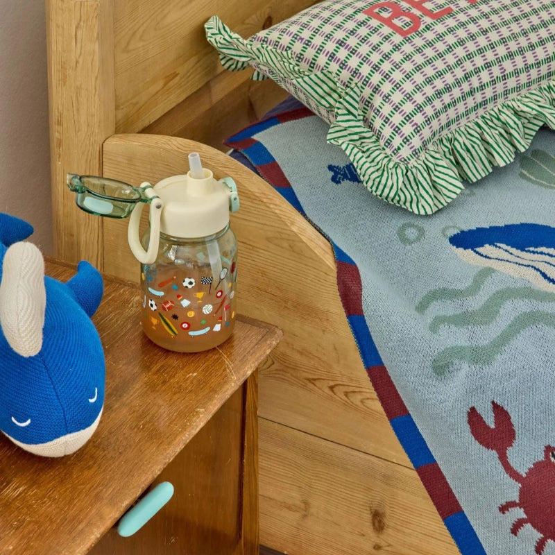 Grøn drikkedunk med sport tema.