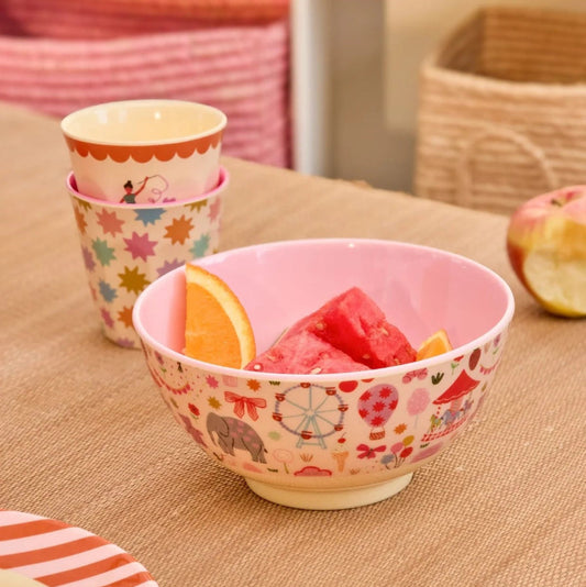 Lyserød skål med fun fair tema.