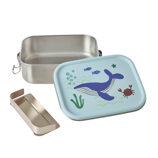 Stål madkasse med blåt låg og klistermærker af havets dyr.