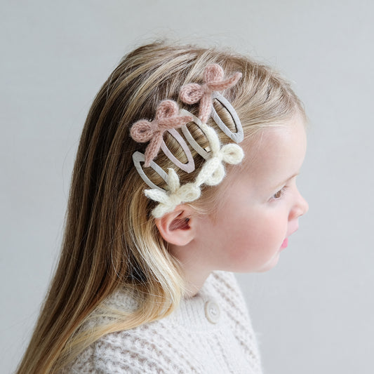 Hårspænder med sløfjer.