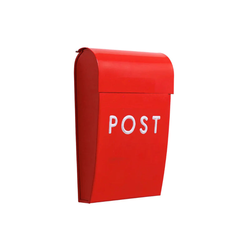 Rød micro postkasse med hvid skrift.