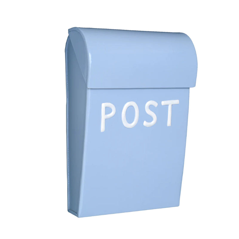 Lyseblå postkasse med hvid skrift.