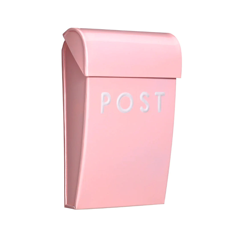 Lyserød postkasse med hvid skrift.