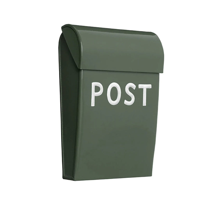 Olivengrøn postkasse med hvid skrift.