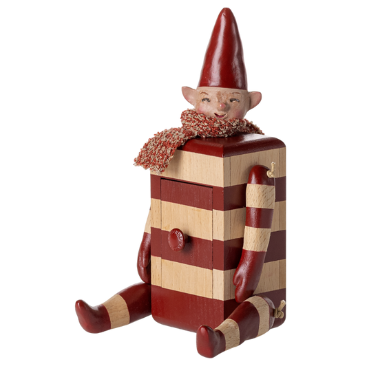 Nisse med skuffe dekoration.