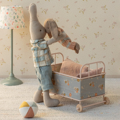 Maileg Kanin, Micro - Brun - Støvet rosa strikket dragt