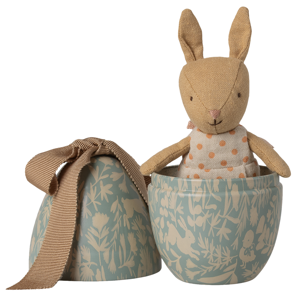 Påskehare med et lille metalæg.