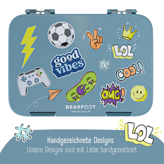 Blå madkasse med 2 klemmer til at åbne og lukke med. Madkassen er smykket med klistermærker af fodbolde, gamerkonsoller, skateboard og andre sjove motiver, som giver Good Vibes. Den har en indsats med forskellige rum, så man selv kan vælge om man ønsker 4 eller 6 rum. 