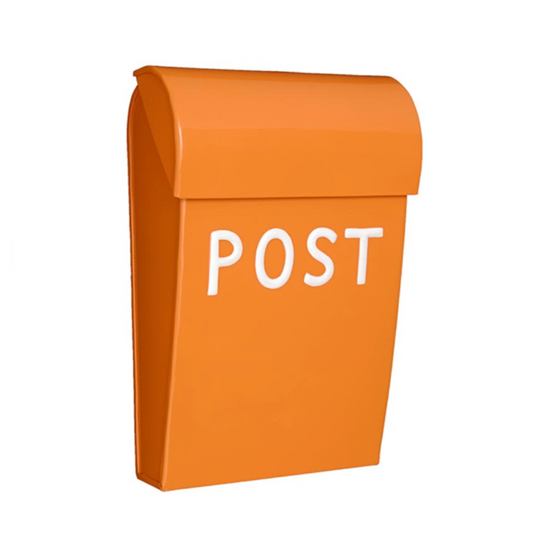 Lille orange postkasse med hvid skrift.