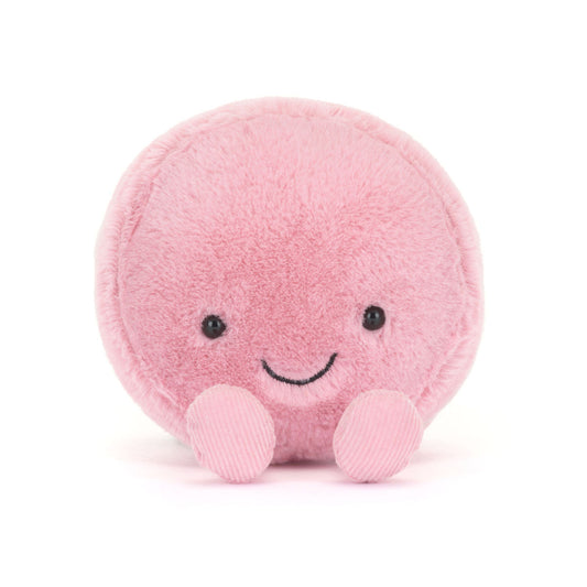 Jellycat bamse formet som en macaron i det blødeste lyserøde stof. Kagen har et lille smil og søde små ben.