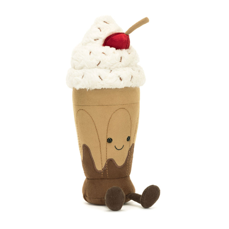 Jellycat bamse formet som en chokolade milkshake med flødeskum og kirsebær på toppen.