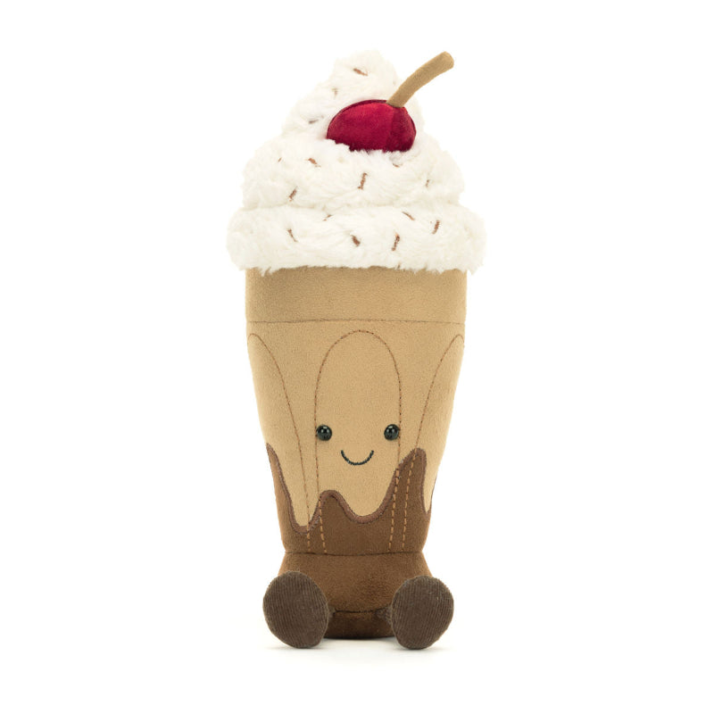 Jellycat bamse formet som en chokolade milkshake med flødeskum og kirsebær på toppen.