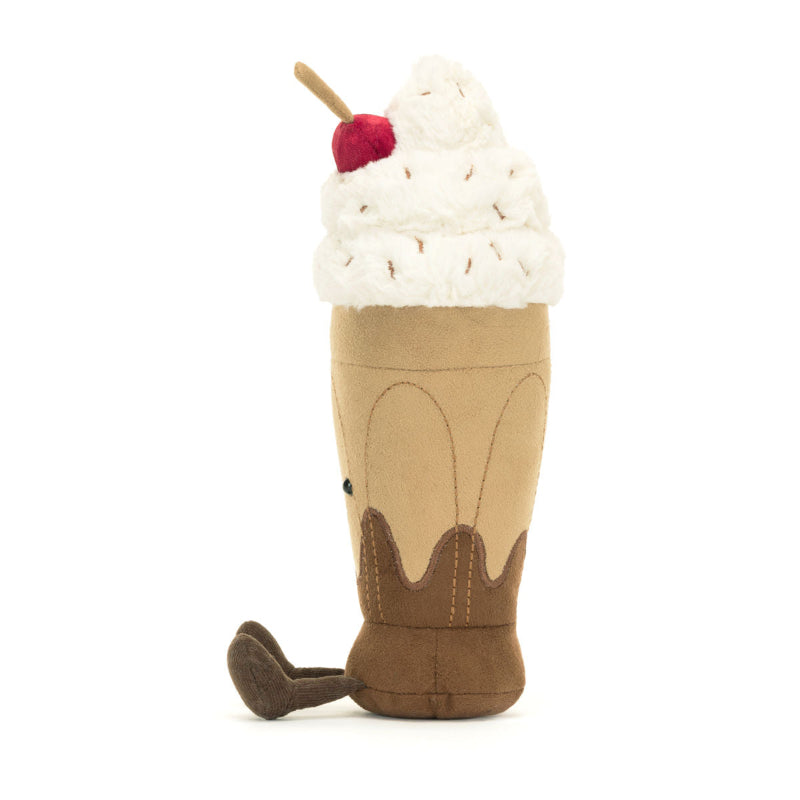 Jellycat bamse formet som en chokolade milkshake med flødeskum og kirsebær på toppen.