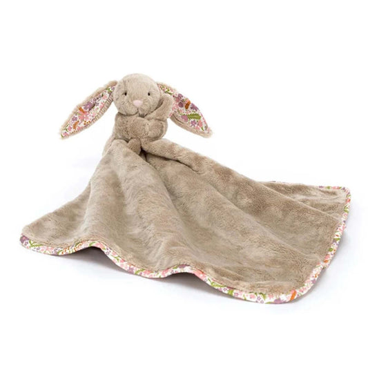Beige nusseklud med kanon og blomsterprint.