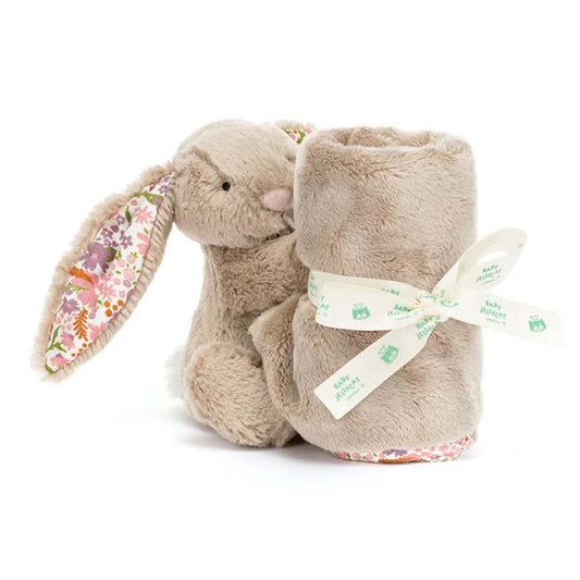 Beige nusseklud med kanon og blomsterprint.