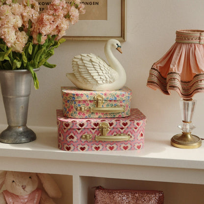 2 sæt kufferter med print af hjerter og blomster.