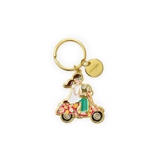 Guld nøglering med en pige på scooter.