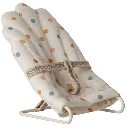 Skråstol til Maileg babymus med cremet stof og multifarvede prikker.