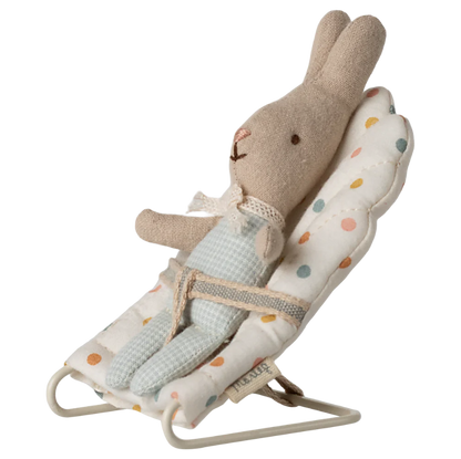 Skråstol til Maileg babymus med cremet stof og multifarvede prikker.