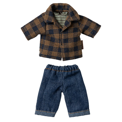 Brun ternet skjorte og blå jeans, som passer til Maileg far musen.