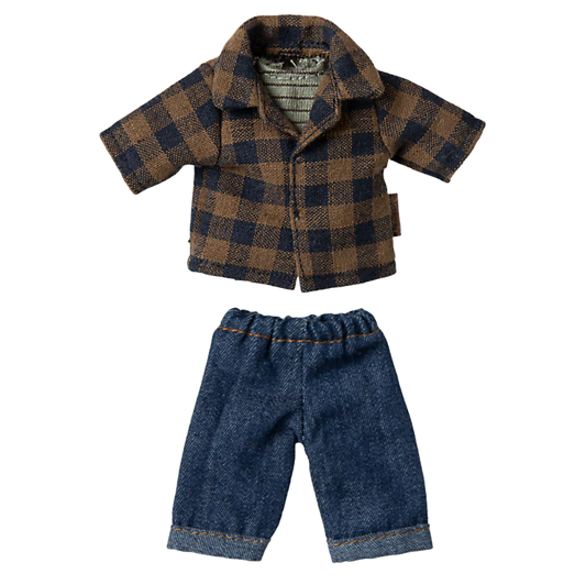 Brun ternet skjorte og blå jeans, som passer til Maileg far musen.