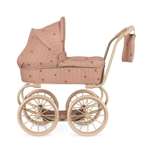 Vintage dukkevogn med rosa stof og kirsebærprint.