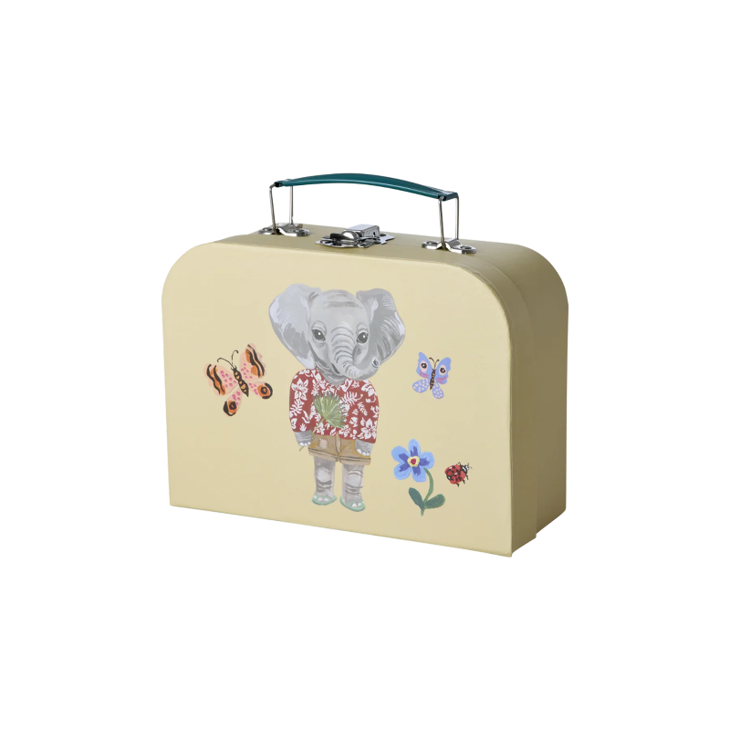 Kuffert i beige med print af en elefant med det sødeste tøj på omringet af blomster og sommerfugle.