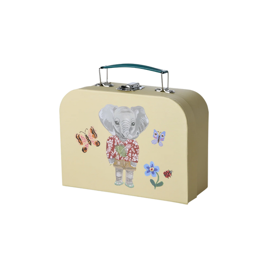 Kuffert i beige med print af en elefant med det sødeste tøj på omringet af blomster og sommerfugle.