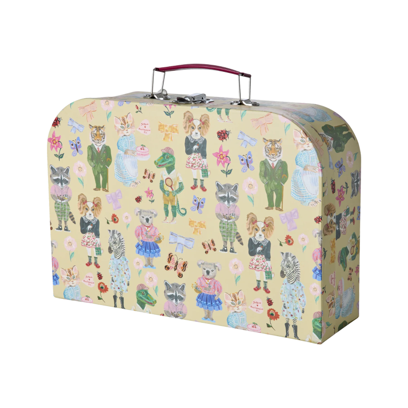 Kuffert med print af kunstneren Nahalie Lete. Printet er en masse dyr med tøj på, eksempelvis en tiger med jakkesæt eller en kat som bager.