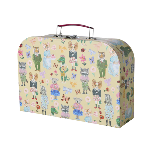 Kuffert med print af kunstneren Nahalie Lete. Printet er en masse dyr med tøj på, eksempelvis en tiger med jakkesæt eller en kat som bager.
