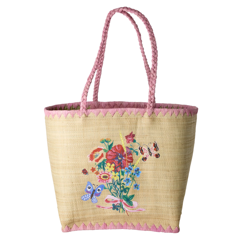 Taske i naturmaterialet raffia. Tasken har en lyserød kant og hank. På midten er der smukke blomster af lyserød, blå, rød og gul med smukke sommerfugle omkring.