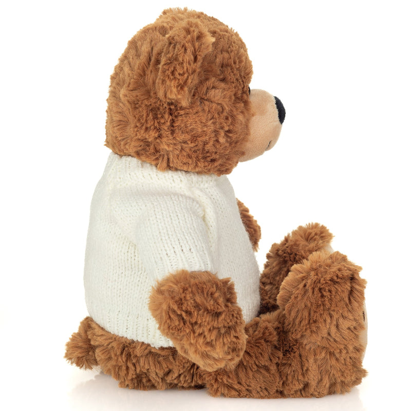 Brun bamse med hvid strikket t-shirt med et rødt hjerte.