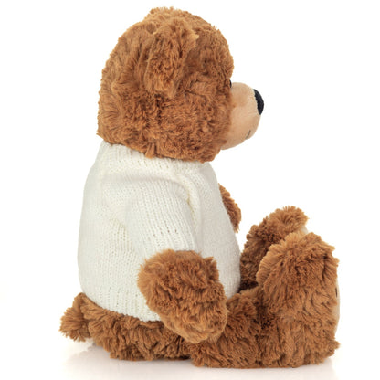 Brun bamse med hvid strikket t-shirt med et rødt hjerte.