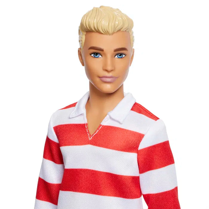 Barbie Ken dukke med lyserøde shorts og rød/hvid stribede skjorte.