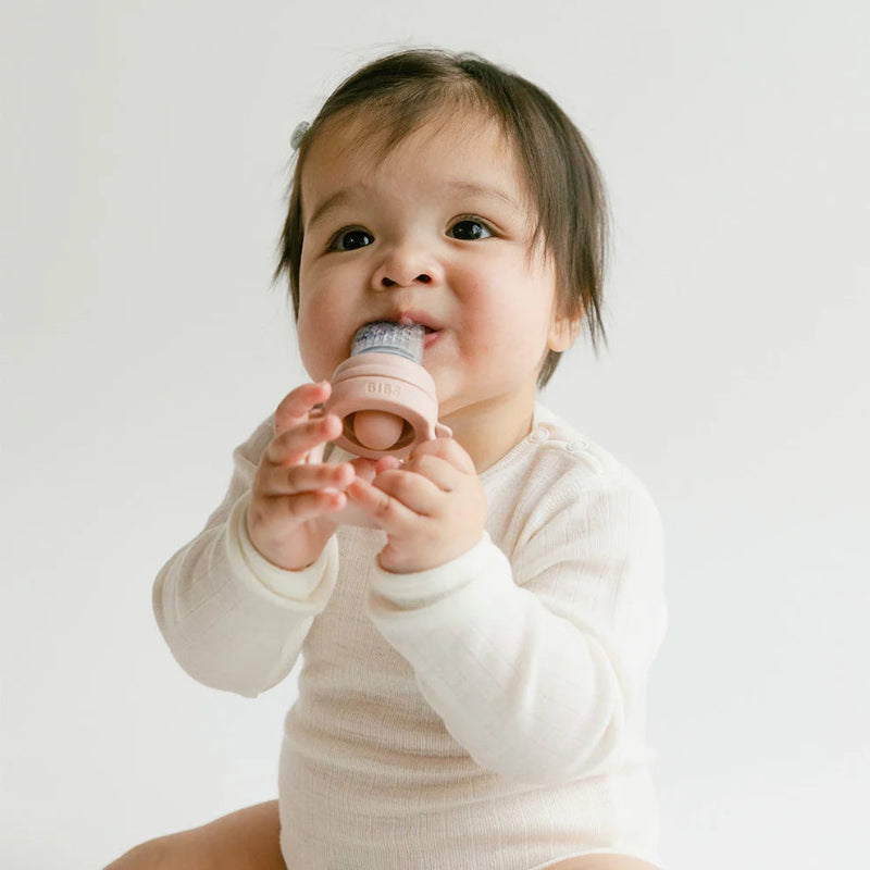 Baby feeder.