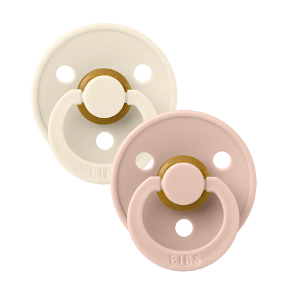 2 pakke med sutter i beige og lyserød.