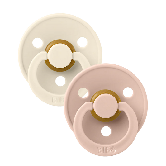 2 pakke med sutter i beige og lyserød.