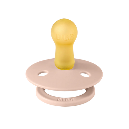2 pakke med sutter i beige og lyserød.