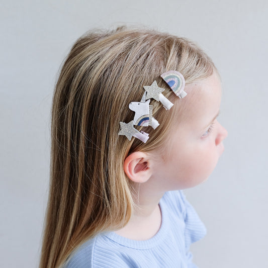 Hårclips med stjerner, unicorns og regnbuer.