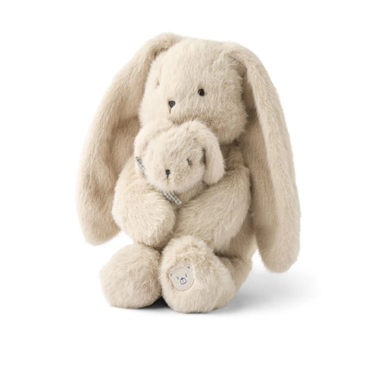 Kaninbamse med babykanin i favnen.
