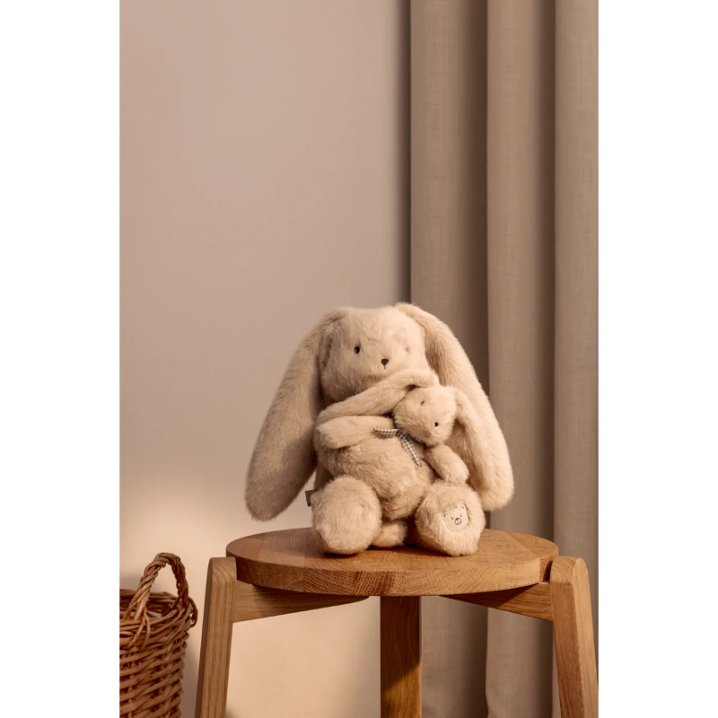 Kaninbamse med babykanin i favnen.