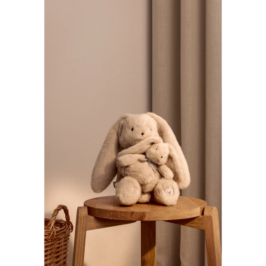 Kaninbamse med babykanin i favnen.