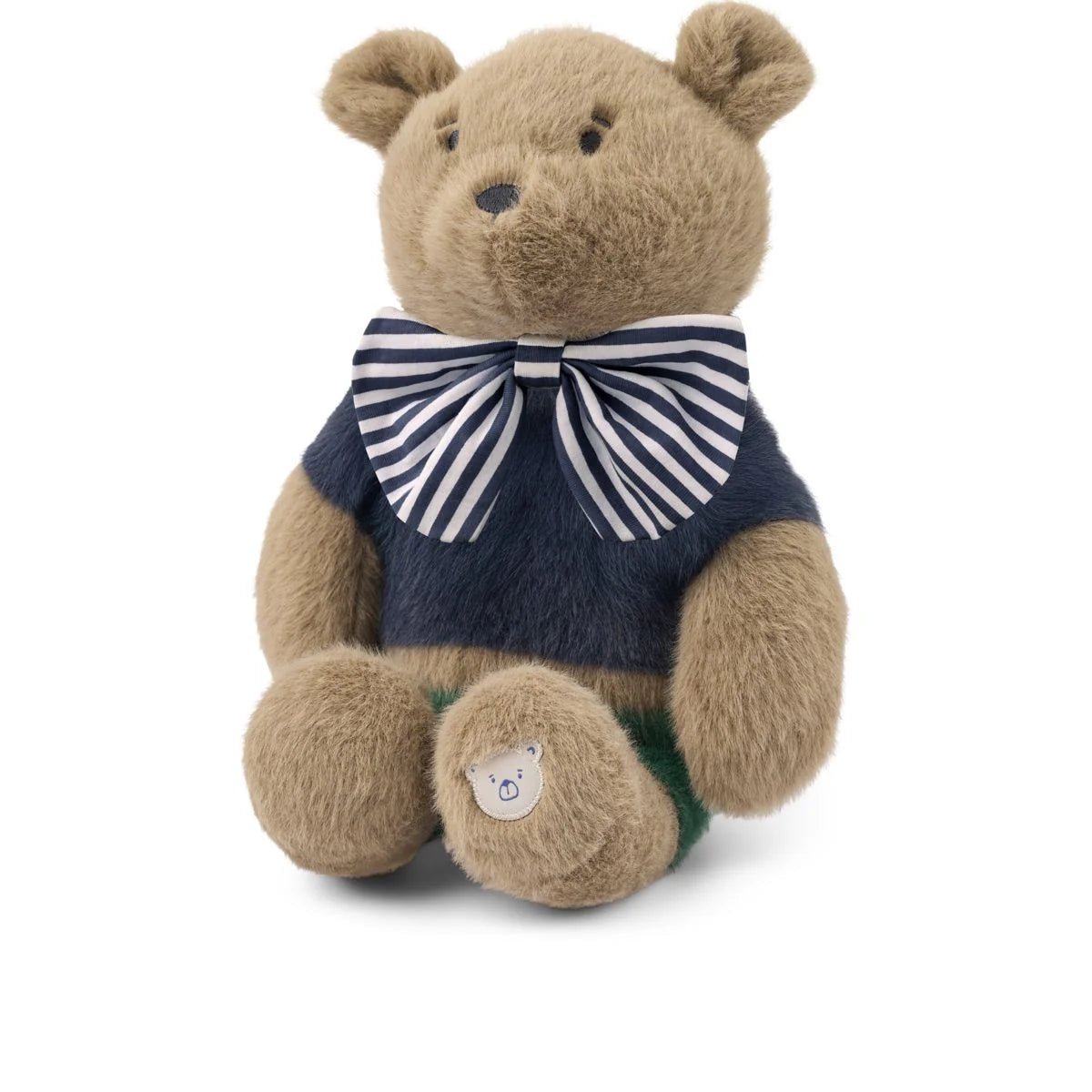 Liewood bjørnebamse med blå trøje og grønne shorts. Bamsen har en stor blå og hvid stribet sløjfe. 